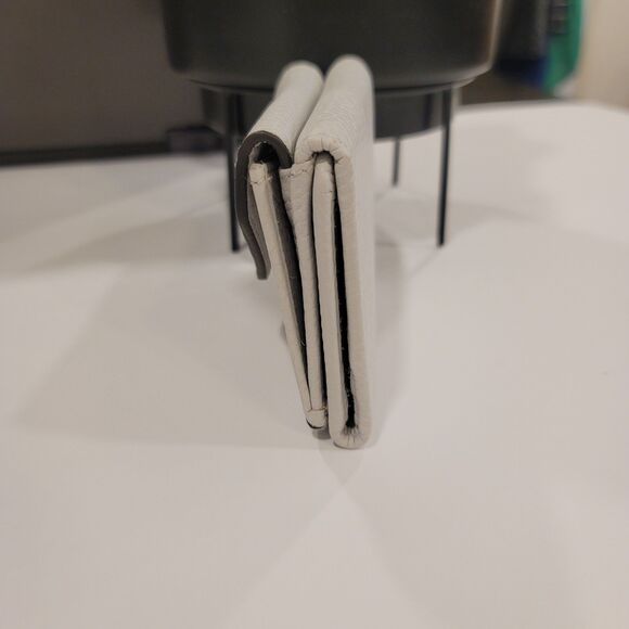 Aimee Kestenberg Pebble Leather Zip It Up Trifold Wallet Silver Fox Key Ring - Picture 5 of 9